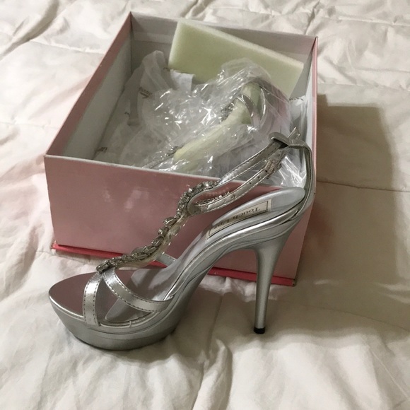 4in Heel Silver Shoes/Sandals - Picture 2 of 3